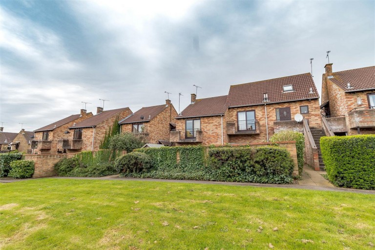 Maiden Place, Lower Earley, RG6